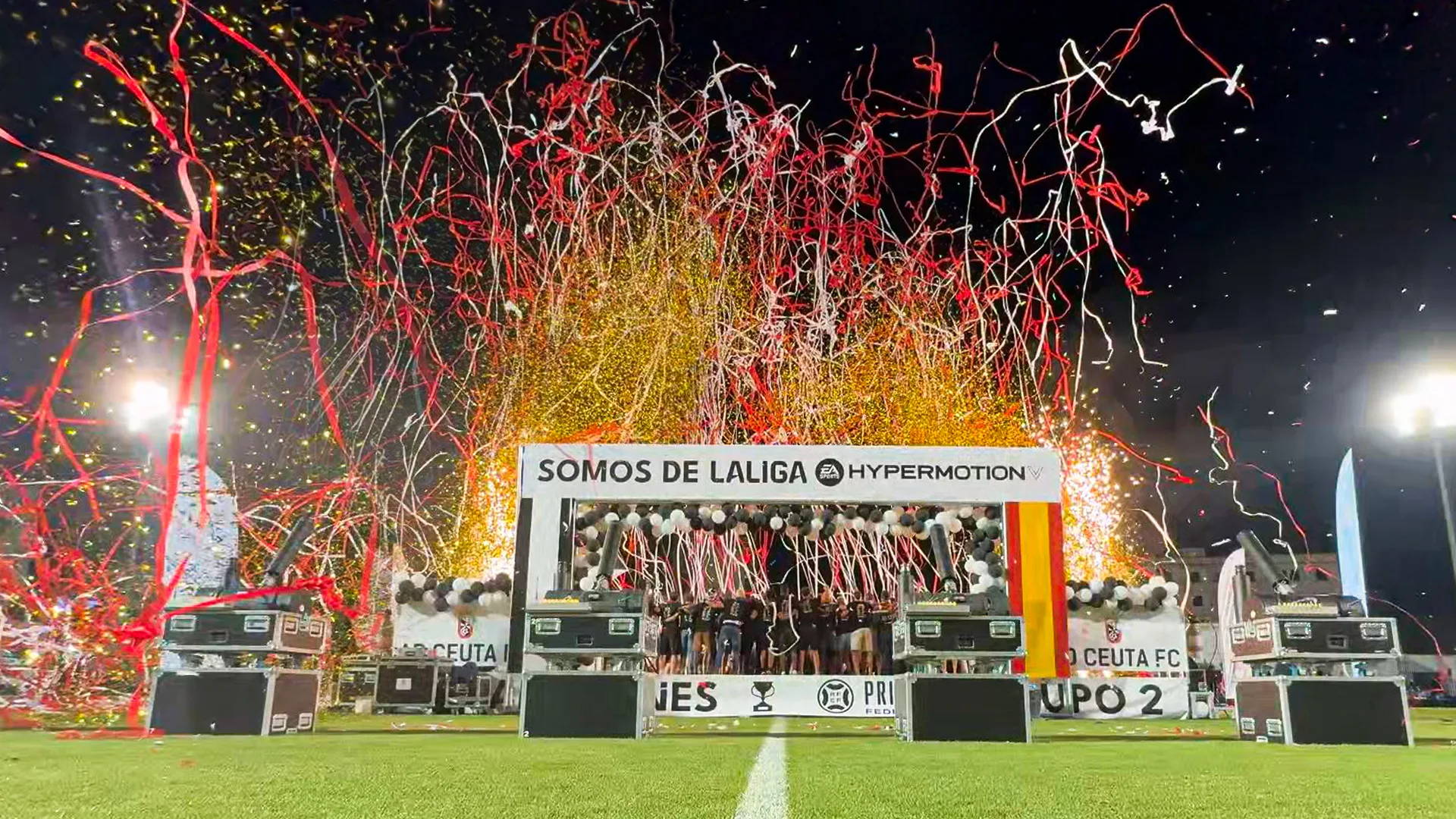 Efectos especiales con serpentinas en una celebración deportiva del Ceuta