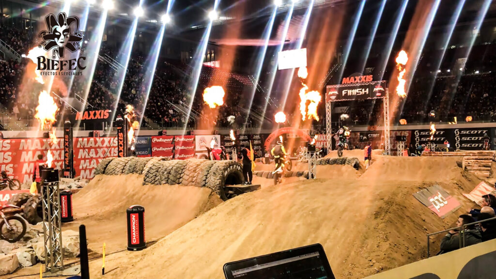 Lanzallamas de BIEFEC FX, Efectos Especiales, en la llegada a meta del evento deportivo del Campeonato del Mundo SuperEnduro 2019 (Maxxis Fim SuperEnduro World Championship), Madrid, Caja Mágica.