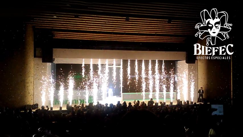 Presentación de la nueva Thermomix® TM6 en Granada, miles de confeti lanzados con Cañones Big Blaster y una cascada de fuego final creada con 28 máquinas Sparkular Fall y Verticales, por Biefec, Efectos Especiales