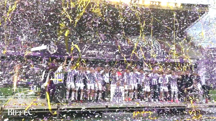 BIEFEC FX Efectos Especiales en la celebración de la permanencia en primera división del Real Valladolid. Pucela es de Primera!!. Confeti, Streamers Gigantes y chorros de chispas con nuestra SPARKULAR VERTICAL.