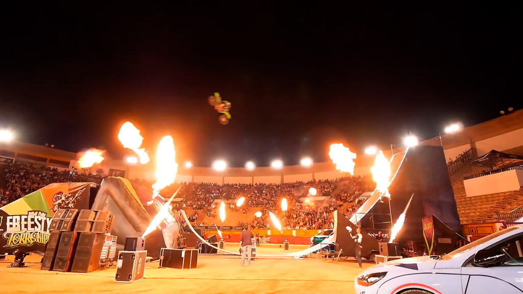 BIEFEC FX Efectos Especiales en el Show Solo Flow FreeStyle de Edgar Torronteras dándole calor al ambiente de la Plaza de Toros de Badajoz con 8 Lanzallamas Wave Flame, 3 Lanzallamas Flamaniac fuego verde Monster, 2 Pistolas de CO2 y 2 Pistolas de confeti.