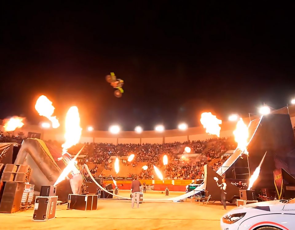 BIEFEC FX Efectos Especiales en el Show Solo Flow FreeStyle de Edgar Torronteras dándole calor al ambiente de la Plaza de Toros de Badajoz con 8 Lanzallamas Wave Flame, 3 Lanzallamas Flamaniac fuego verde Monster, 2 Pistolas de CO2 y 2 Pistolas de confeti.