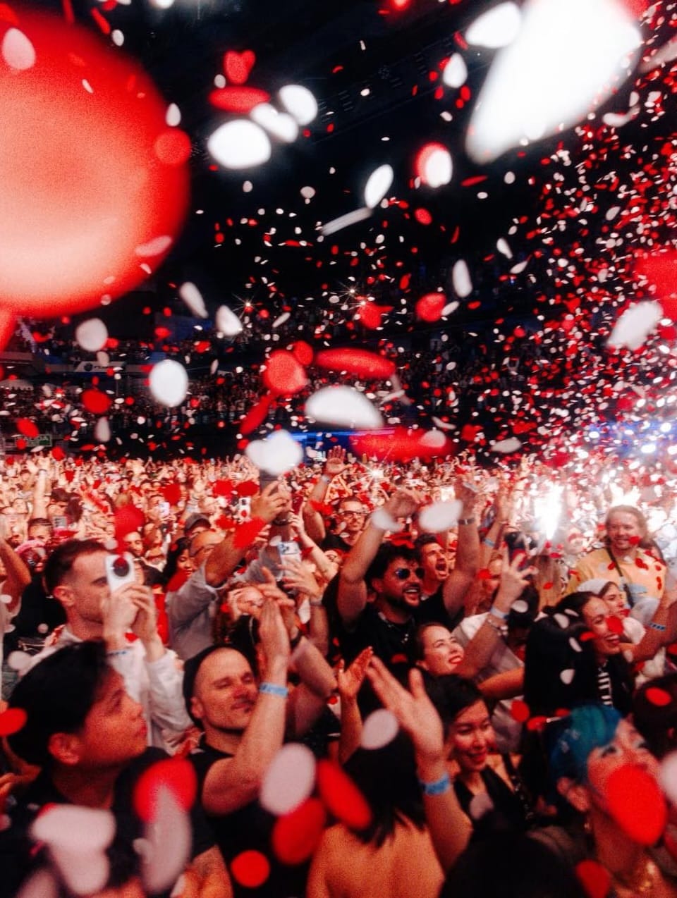 Público del concierto de Ne-Yo en Madrid bajo una lluvia de confeti rojo y blanco
