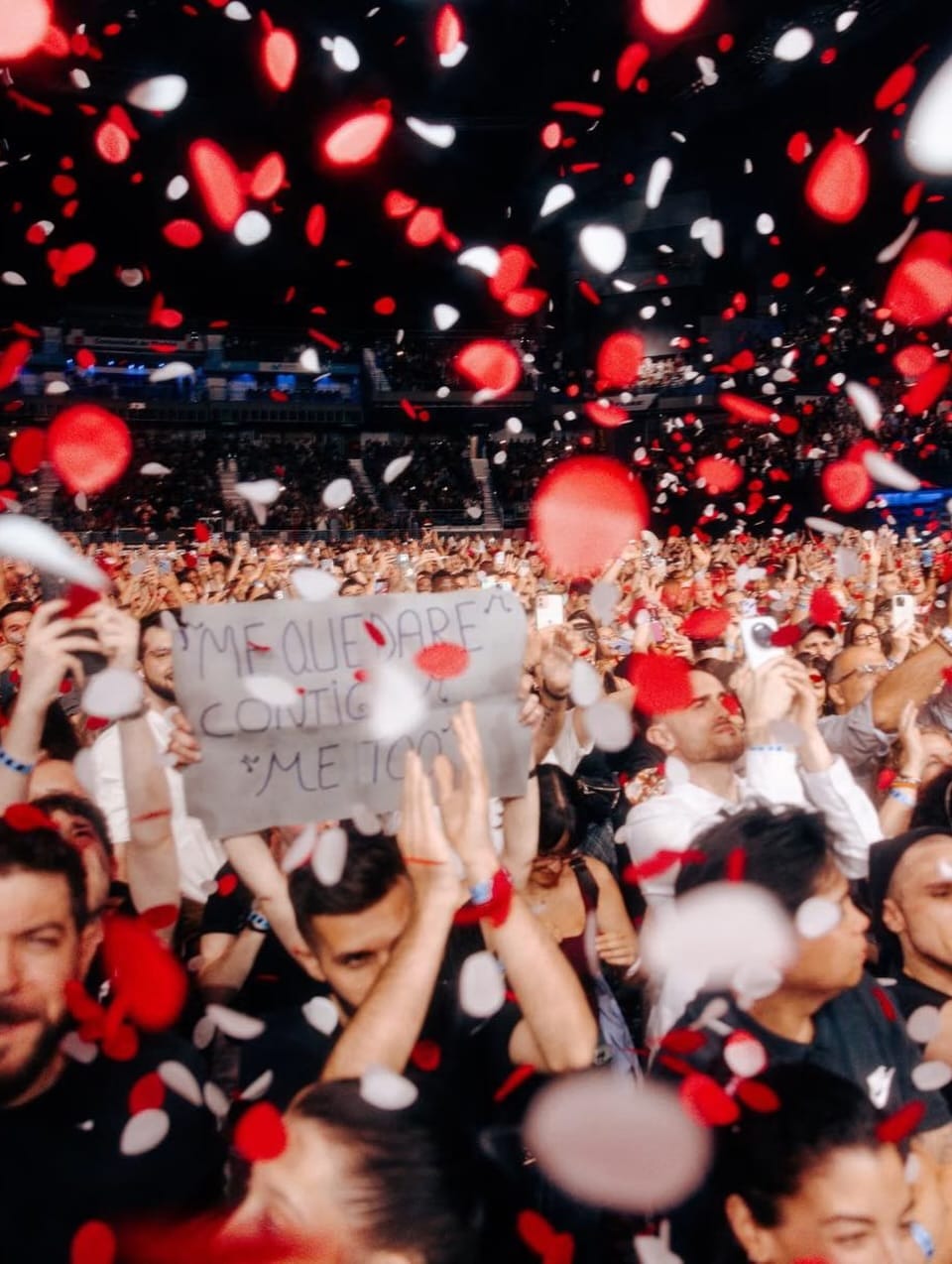 Confeti rojo y blanco sobre los asistentes al concierto de Ne-Yo en el Movistar Arena