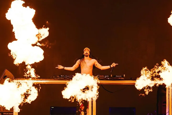 Steve Aoki rodeado de efectos de fuego durante su actuación en O Son do Camiño