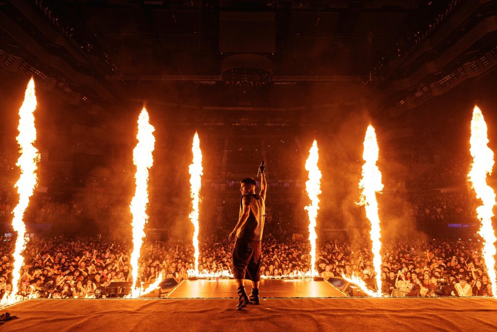 Efectos especiales de fuego en directo durante una gira musical de Duki
